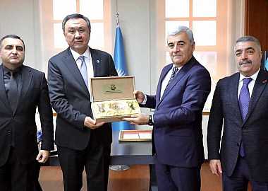 Azerbaycan Diaspora İşleri Bakan Yardımcısı TDT Genel Sekreterine nezaket ziyaretinde bulundu